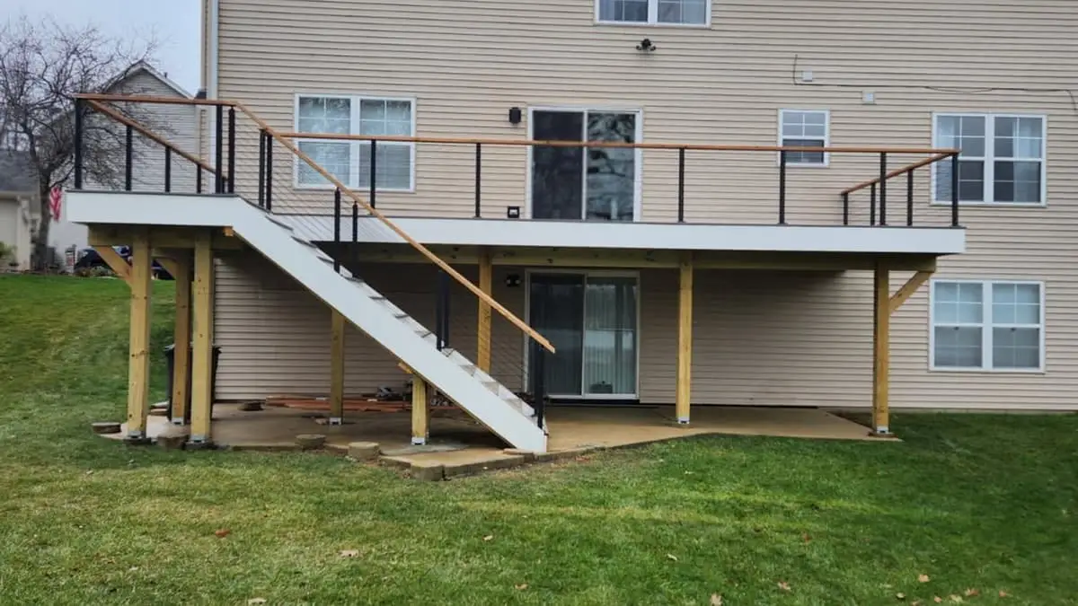 Finished composite deck built by RR in Hoffman Estates, Illinois
