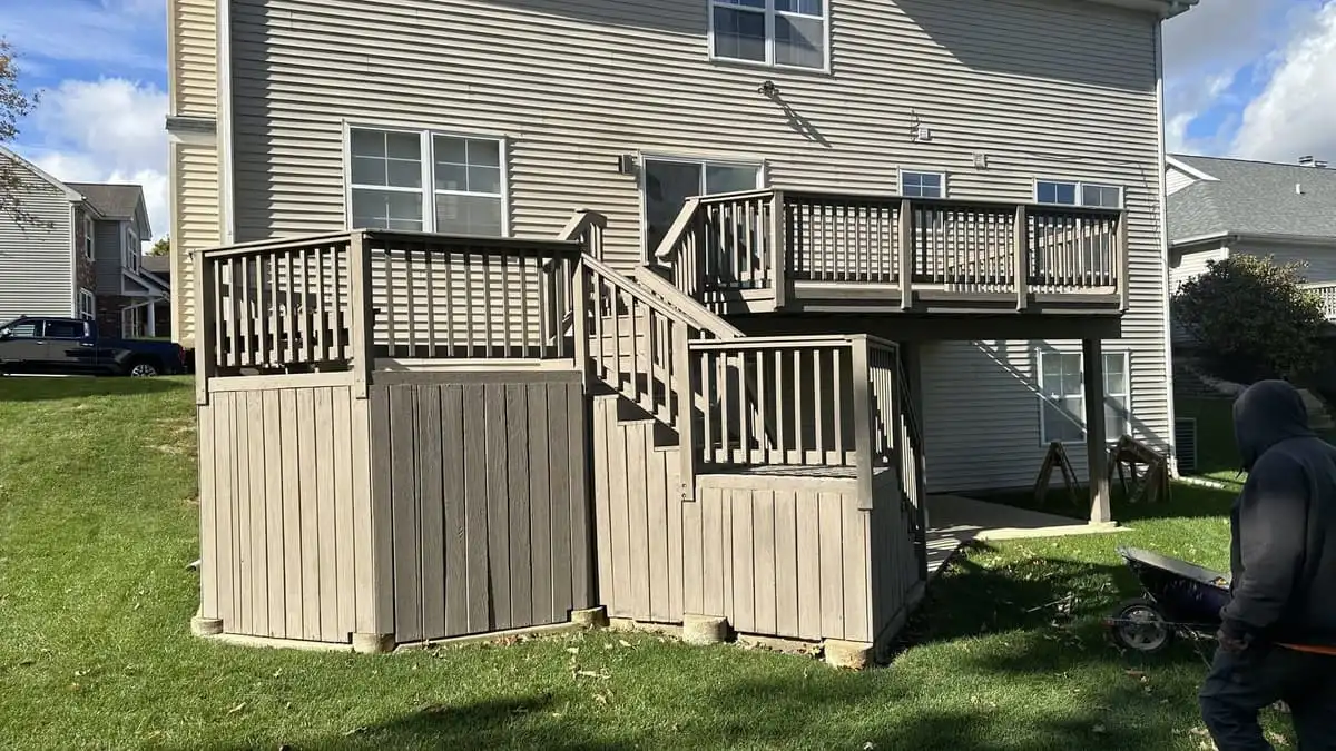 Old wood deck in Hoffman Estates, Illinois before RR rebuilt it