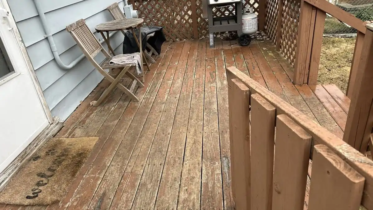 Weathered wood deck in Roselle, Illinois before RR rebuilt it