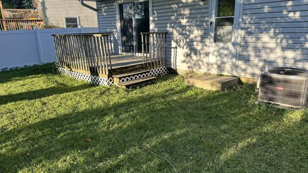 Old wood deck in Streamwood, Illinois before RR rebuilt it